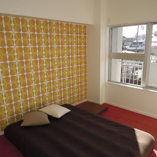 Modelo de dormitorio tropical con parades naranjas y moqueta